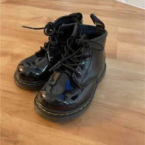 Dr. Martens LEATHER LACE UP BOOTS
Used like new !! excellent condition